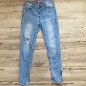 K’s More Juniors size 3 Jeans. So cute. Skinny leg. Zipper on ankles. Lipstick